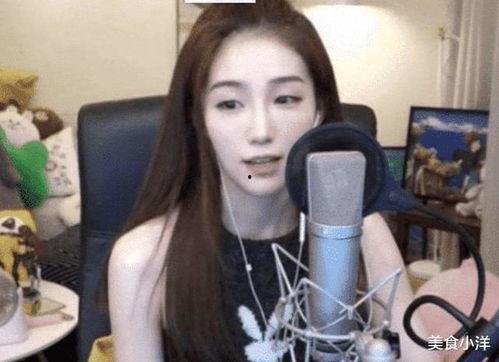 女主播未关摄像头,女主播忘关摄像头，隐私瞬间曝光